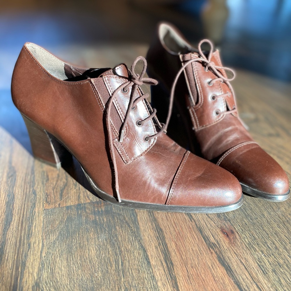 Bandolino Oxford style leather lace up pumps